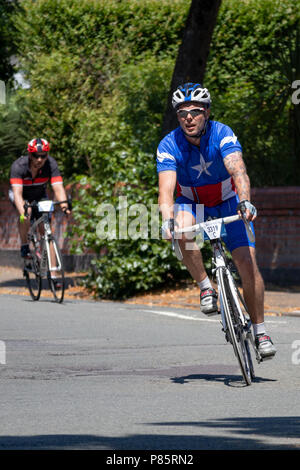 CARDIFF, WALES/UK - 8 juillet : Les cyclistes participant à l'événement cycliste Velothon à Cardiff au Pays de Galles, le 8 juillet 2018. Deux personnes non identifiées Banque D'Images