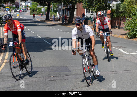 CARDIFF, WALES/UK - 8 juillet : Les cyclistes participant à l'événement cycliste Velothon à Cardiff au Pays de Galles, le 8 juillet 2018. Des personnes non identifiées Banque D'Images