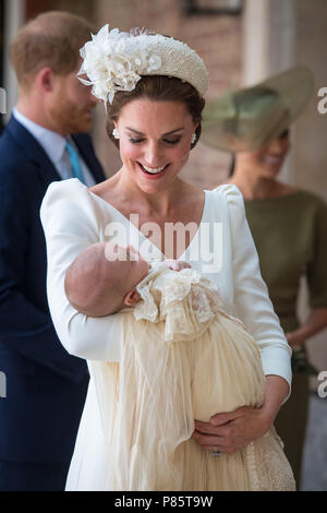 La duchesse de Cambridge porte Prince Louis qu'ils arrivent pour son baptême au service de la chapelle royale, St James's Palace, Londres. Banque D'Images