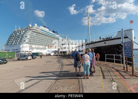 Les passagers débarquent à partir le premier groupe de steamship Shieldhall dans le Port de Southampton, Angleterre, Royaume-Uni. Shieldhall accosté avec P&O's Britan Banque D'Images