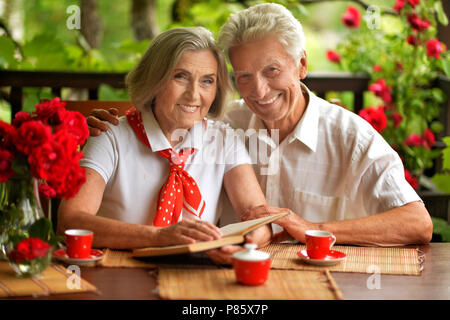 Senior couple drinking coffee Banque D'Images