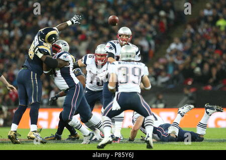 New England Patriots quarterback Tom Brady cherche le passage dans le quatrième trimestre contre le Saint Louis Rams au cours de la NFL International Series 2012 match au stade de Wembley 28 octobre. Tom Brady est le plus réussi dans l'histoire quart-arrière de la NFL avec 6 anneaux gagnants Superbowl --- Photo par Paul Cunningham Banque D'Images