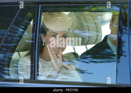 Duc et duchesse de Cambridge se déferle devant de la foule tout en assistant au Queens 60th Coronation Service à Westminster Abbey, Londres.4 juin 2013 --- image de © Paul Cunningham Banque D'Images