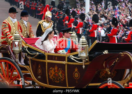 UK - Mariage du Prince William et Kate Middleton (Catherine) - procession le long du Mall à Buckingham Palace 29 Avril 2011 London UK --- Photo par Paul Cunningham Banque D'Images