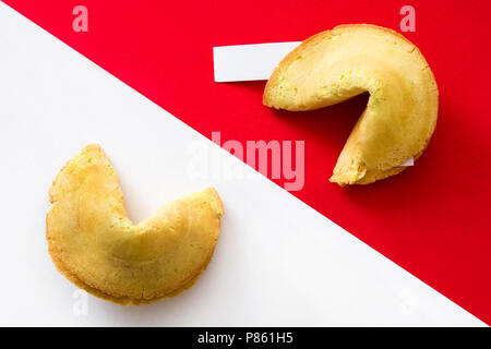 Fortune cookies sur fond rouge et blanc Banque D'Images