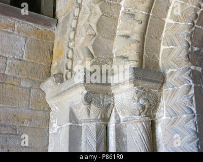 La porte sud, construite par les Normands autour de 1180, a un modèle chevron typiques ; Earls Barton Église anglo-saxonne, Northamptonshire Banque D'Images