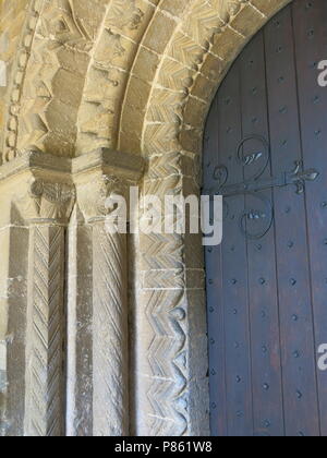 La porte sud, construite par les Normands autour de 1180, a un modèle chevron typiques ; Earls Barton Église anglo-saxonne, Northamptonshire Banque D'Images