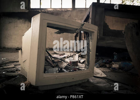 Écran d'ordinateur cassé en usine abandonnée. Banque D'Images