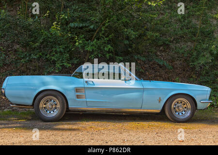 Stade, Allemagne - le 8 juillet 2018 : un millésime 1967 Ford Mustang, 5e à Convertibe Summertime nous conduire l'automobile. Banque D'Images