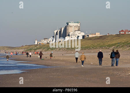 Strand a rencontré de Noordwijk en achtergond, plage avec en arrière-plan de Noordwijk Banque D'Images