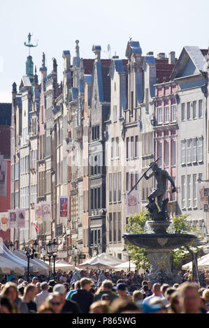 Fontanna Neptuna maniériste flamand (fontaine de Neptune) sur le marché (Dlugi Targ) dans la ville principale dans le centre historique de Gdansk, Pologne. 8 juin 2018 © Banque D'Images