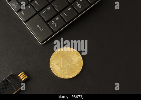 Bitcoin Vue de dessus d'or à côté du clavier Banque D'Images
