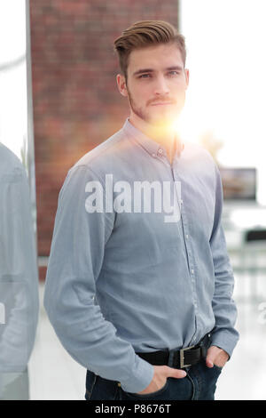 Jeune employé holdng ses mains dans les poches. Banque D'Images