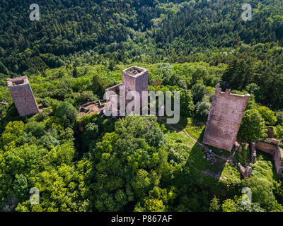 Ruines de trois châteaux près de Colmar, Alsace. Drone aérien vue. France Banque D'Images