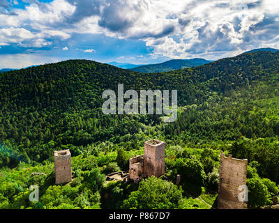 Ruines de trois châteaux près de Colmar, Alsace. Drone aérien vue. France Banque D'Images