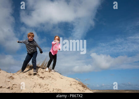 Saut d'enfants dans les dunes de Texel, Pays-Bas Banque D'Images