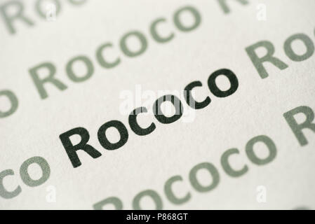 Rococo de mots imprimés sur papier blanc macro Banque D'Images