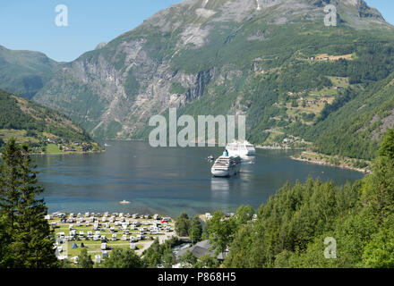 Bateau de croisière dans le Geirangerfjord, Norvège Banque D'Images