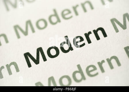 Modermn mots imprimés sur papier blanc macro Banque D'Images
