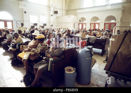 Les passagers en attente d'un train à la station de Fort Worth, Texas, Juin 1974 Banque D'Images