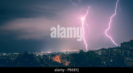 Belle vue sur deux éclairs sur la ville la nuit, la beauté et le danger de la nature, l'heure d'été la météo à Beyrouth, Liban Banque D'Images