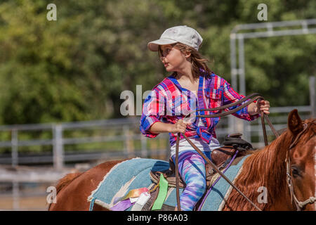 Attractivr, jeune fille, photo d'action alors qu'elle regarde en arrière tout en montant sur une randonnée aventure. Bon coup spectaculaire. Banque D'Images