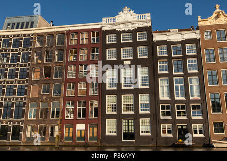 Grachtenpanden, op het Amsterdam Damrak Canal, maisons, sur le Damrak Amsterdam Banque D'Images