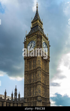 Elizabeth tower avec Big Ben en face d'un ciel dramatique Banque D'Images