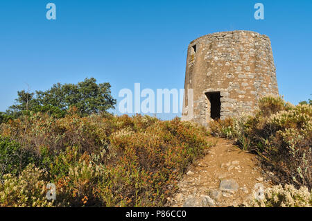 Ancien moulin à vent près de Guilhim en montagne Estoi. Algarve, Portugal Banque D'Images