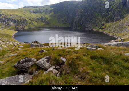 Une vue de l'Dulyn réservoir qui se trouve en dessous du sommet de Foel Grach une montagne dans le Parc National de Snowdonia Banque D'Images