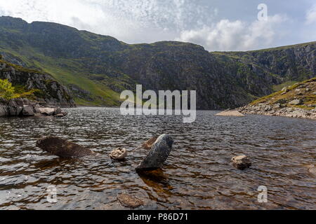 Une vue de l'Dulyn réservoir qui se trouve en dessous du sommet d'une montagne Foel Grach dans le parc national de Snowdonia. L'hélice d'un Dakota qui arc Banque D'Images