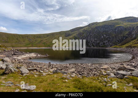 Une vue de l'Melynllyn le réservoir avec le sommet de Foel Grach une montagne dans le Parc National de Snowdonia, tout juste visible en haut à droite, Banque D'Images