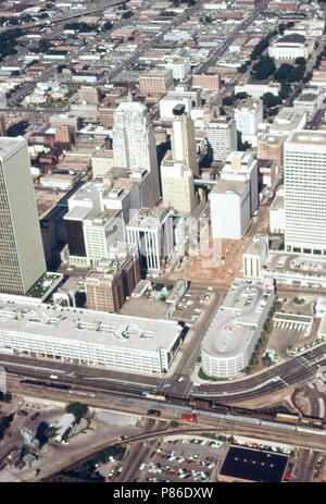 Une vue aérienne de la Lone Star comme il fait son chemin dans le centre-ville d'Oklahoma City en route de Chicago à Houston, Texas, Juin 1974 Banque D'Images