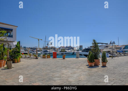 Limassol, Chypre Marina - 29 juin 2018 : Avis de la nouvelle marina et de pavage dans le premier plan et la vitesse de croisière bateaux amarrés sur un ciel bleu milieu s Banque D'Images