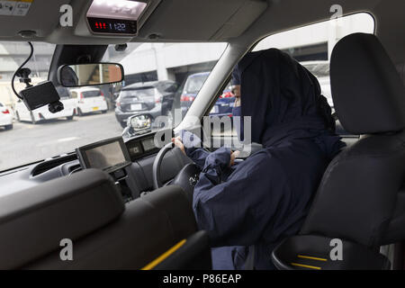 9 juillet 2018 - Yokohama, Japon - Un chauffeur de taxi Groupe Sanwa Koutsu habillé en Ninja conduit sa cab à Yokohama. À base de fournisseur de Yokohama taxi Sanwa Koutsu Group a lancé un nouveau service appelé ''Taxi'' de Ninja pour attirer les clients locaux et étrangers. Les chauffeurs de taxi en costume Ninja offrent une expérience unique aux clients, montrant leurs capacités de ninja, comme étapes rapides et signes de doigts. Le service de taxi ninja a commencé à partir de la mi-juin et peuvent être réservés sur leur site web (disponible en anglais, chinois et japonais), avec un supplément (1 000 JPY ou 9,05 USD environ) d'autres vers le Banque D'Images