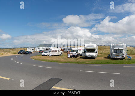 Rosses Point, Sligo, Irlande. 8 Juillet 2018 : les personnes bénéficiant du beau temps de faire les la plupart hors de l'enregistrement haute température chauffage l'Irlande ayant beaucoup de temps sur la plage ou se promener dans le beau village de Rosses Point dans le comté de Sligo en Irlande . Banque D'Images