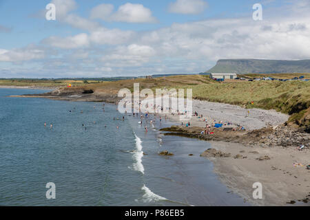 Rosses Point, Sligo, Irlande. 8 Juillet 2018 : les personnes bénéficiant du beau temps de faire les la plupart hors de l'enregistrement haute température chauffage l'Irlande ayant beaucoup de temps sur la plage ou se promener dans le beau village de Rosses Point dans le comté de Sligo en Irlande . Banque D'Images