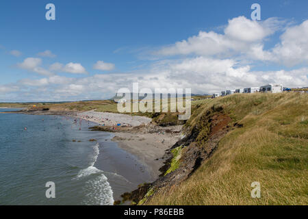 Rosses Point, Sligo, Irlande. 8 Juillet 2018 : les personnes bénéficiant du beau temps de faire les la plupart hors de l'enregistrement haute température chauffage l'Irlande ayant beaucoup de temps sur la plage ou se promener dans le beau village de Rosses Point dans le comté de Sligo en Irlande . Banque D'Images