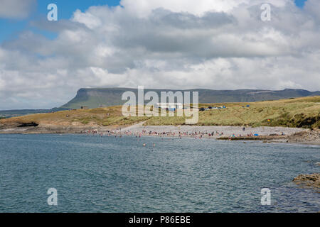 Rosses Point, Sligo, Irlande. 8 Juillet 2018 : les personnes bénéficiant du beau temps de faire les la plupart hors de l'enregistrement haute température chauffage l'Irlande ayant beaucoup de temps sur la plage ou se promener dans le beau village de Rosses Point dans le comté de Sligo en Irlande . Banque D'Images