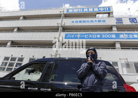 9 juillet 2018 - Yokohama, Japon - Un chauffeur de taxi habillés en costume de Ninja pose pour une photo à côté de sa cabine, à l'extérieur de la compagnie de taxi Groupe Sanwa Koutsu à Yokohama. À base de fournisseur de Yokohama taxi Sanwa Koutsu Group a lancé un nouveau service appelé ''Taxi'' de Ninja pour attirer les clients locaux et étrangers. Les chauffeurs de taxi en costume Ninja offrent une expérience unique aux clients, montrant leurs capacités de ninja, comme étapes rapides et signes de doigts. Le service de taxi ninja a commencé à partir de la mi-juin et peuvent être réservés sur leur site web (disponible en anglais, chinois et japonais), avec un supplément (1 000 JPY Banque D'Images