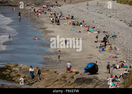 Rosses Point, Sligo, Irlande. 8 Juillet 2018 : les personnes bénéficiant du beau temps de faire les la plupart hors de l'enregistrement haute température chauffage l'Irlande ayant beaucoup de temps sur la plage ou se promener dans le beau village de Rosses Point dans le comté de Sligo en Irlande . Banque D'Images