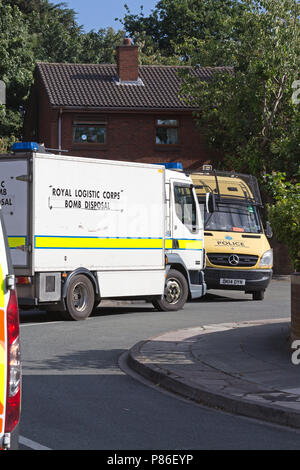 Liverpool, Royaume-Uni. 9e juillet 2018. L'unité de neutralisation des bombes et les agents de police de matrice recherchez une maison à Micawber Fermer dans le Toxtheth district de Liverpool. La Police de Merseyside confirmer un colis suspect a été trouvé à la propriété. La police a publié une déclaration : "Nous sommes en ce moment à la fréquentation d'un établissement à l'Toxteth.ont exécuté un mandat d'armes à feu à Micawber fermer à environ 11.40h le samedi, 7 juillet, et à la suite de la recherche de la propriété ont situé à un colis suspect, l'extension de la maladie ont été appelés sur les lieux". Credit : Ken Biggs/Alamy Live News. Banque D'Images