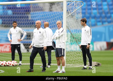 Saint Petersburg, Russie. 09 juillet 2018. L'entraîneur-chef de la France Didier Deschamps (2e R) dirige une séance de formation en Saint Petersburg, Russie, le 9 juillet 2018. Credit : Lu Jinbo/Xinhua/Alamy Live News Banque D'Images