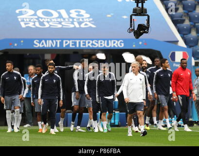 Saint Petersburg, Russie. 09 juillet 2018. L'entraîneur-chef de la France Didier Deschamps (avant) dirige une séance de formation en Saint Petersburg, Russie, le 9 juillet 2018. Credit : Lu Jinbo/Xinhua/Alamy Live News Banque D'Images