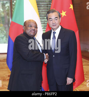 (180709) -- BEIJING, 9 juillet 2018 (Xinhua) -- Le conseiller d'Etat chinois et le ministre des Affaires étrangères Wang Yi (R) s'entretient avec le Ministre des affaires étrangères en visite aux Comores Souef Mohamed El Amine à Beijing, capitale de Chine, le 9 juillet 2018. El Amine sera présent à la huitième réunion ministérielle du Forum de coopération sino-arabe Membres (CASCF) prévue pour le 10 juillet. (Xinhua/Pang Xinglei) (LMM) Banque D'Images