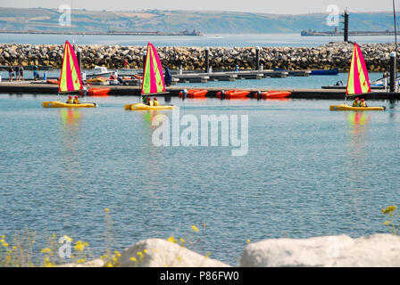 Le Dorset. 9e juillet 2018. Profitez des cours de voile dans les écoliers sunny Portland harbor Crédit : Stuart fretwell/Alamy Live News Banque D'Images