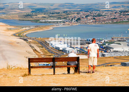 Le Dorset. 9e juillet 2018. Deux hommes prennent une pause et profitez de la vue sur le port de Portland ensoleillée de Portland Heights Crédit : Stuart fretwell/Alamy Live News Banque D'Images