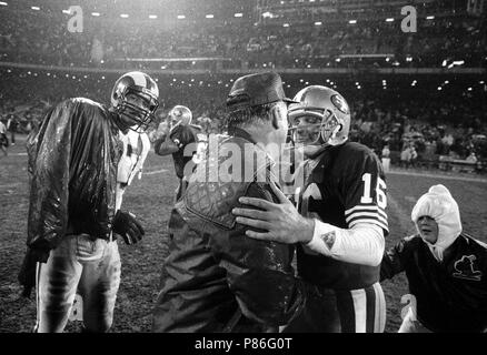 27 décembre 1987 - San Francisco, Californie, États-Unis - San Francisco 49ers vs Los Angeles Rams à Candlestick Park Dimanche, 27 décembre 1987. 49ers battre la Rams 48-0. Béliers entraîneur-chef John Robinson et Joe Montana parler avec les béliers défensive fin Gary Jeter (crédit Image : © Al Golub via Zuma sur le fil) Banque D'Images