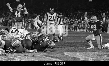 27 décembre 1987 - San Francisco, Californie, États-Unis - San Francisco 49ers vs Los Angeles Rams à Candlestick Park Dimanche, 27 décembre 1987. 49ers battre la Rams 48-0. San Francisco 49ers d'utiliser de nouveau Roger Craig (33) rend le toucher des roues. (Crédit Image : © Al Golub via Zuma sur le fil) Banque D'Images