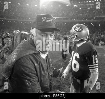 San Francisco, Californie, USA. Dec 27, 1987. San Francisco 49ers vs Los Angeles Rams à Candlestick Park Dimanche, 27 décembre 1987. 49ers battre la Rams 48-0. Béliers entraîneur-chef John Robinson salue des San Francisco 49ers Quarterback Joe Montana Crédit : Al Golub/ZUMA/Alamy Fil Live News Banque D'Images